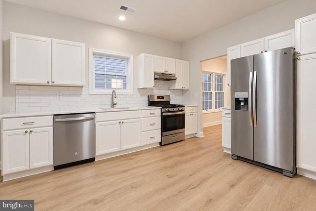4 PARKVIEW CIR, Columbus, NJ 08022
