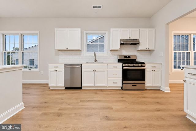 4 PARKVIEW CIR, Columbus, NJ 08022