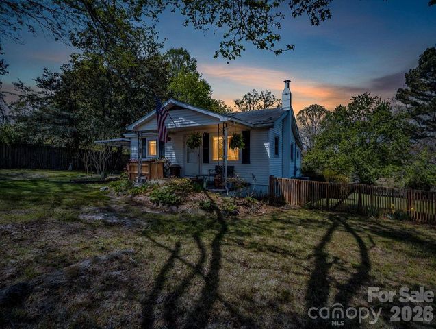 961 Mid Allen Road, Hendersonville, NC 28792