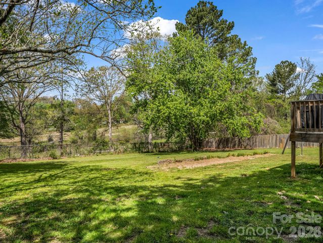 961 Mid Allen Road, Hendersonville, NC 28792