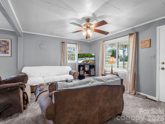 961 Mid Allen Road, Hendersonville, NC 28792