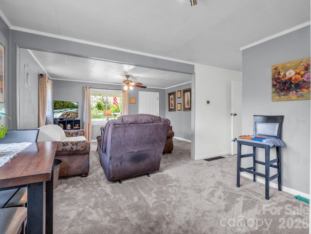 961 Mid Allen Road, Hendersonville, NC 28792