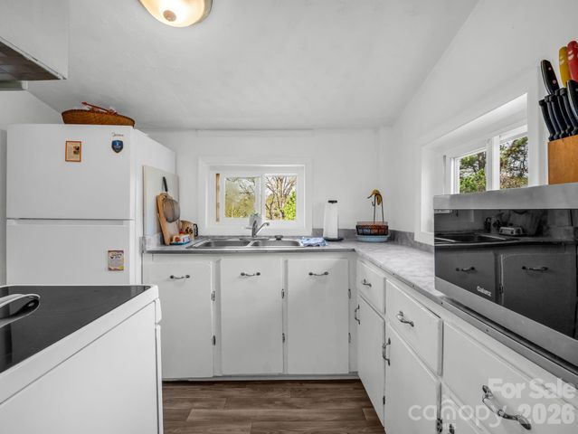 961 Mid Allen Road, Hendersonville, NC 28792