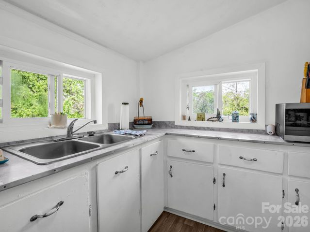 961 Mid Allen Road, Hendersonville, NC 28792