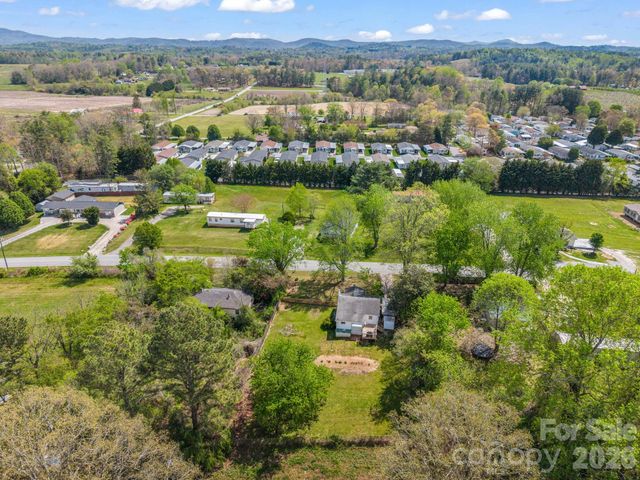 961 Mid Allen Road, Hendersonville, NC 28792