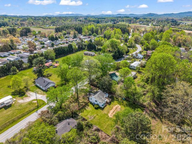 961 Mid Allen Road, Hendersonville, NC 28792