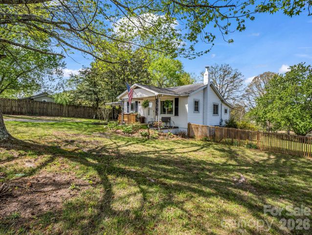 961 Mid Allen Road, Hendersonville, NC 28792
