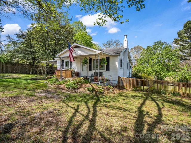 961 Mid Allen Road, Hendersonville, NC 28792