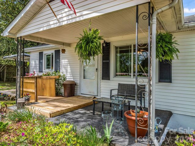 961 Mid Allen Road, Hendersonville, NC 28792