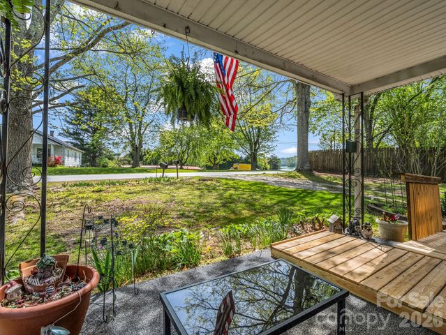 961 Mid Allen Road, Hendersonville, NC 28792