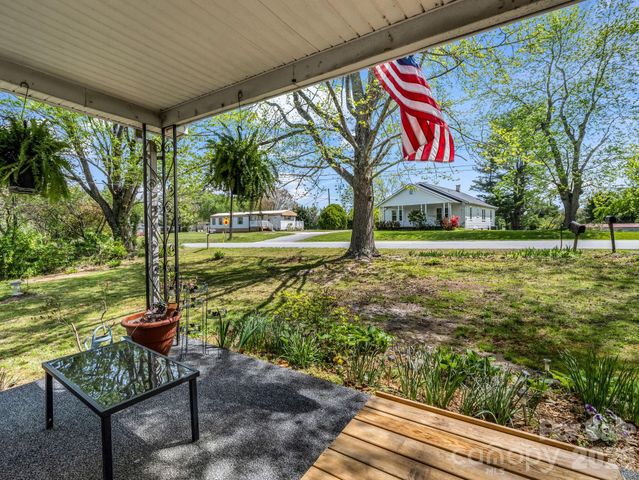 961 Mid Allen Road, Hendersonville, NC 28792