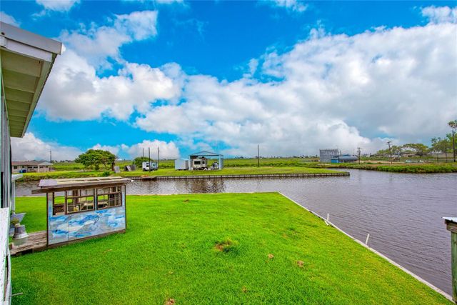 11 Chimaera Road, Sargent, TX 77414