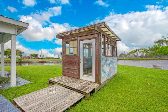 11 Chimaera Road, Sargent, TX 77414