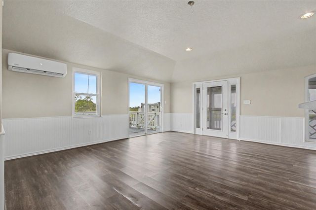 11 Chimaera Road, Sargent, TX 77414
