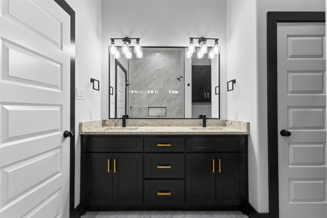 613 N Dwight Avenue, Dallas, TX 75211