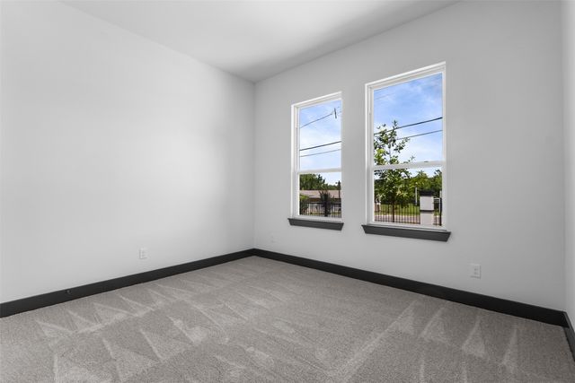 613 N Dwight Avenue, Dallas, TX 75211