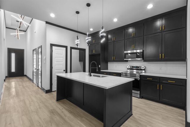 613 N Dwight Avenue, Dallas, TX 75211