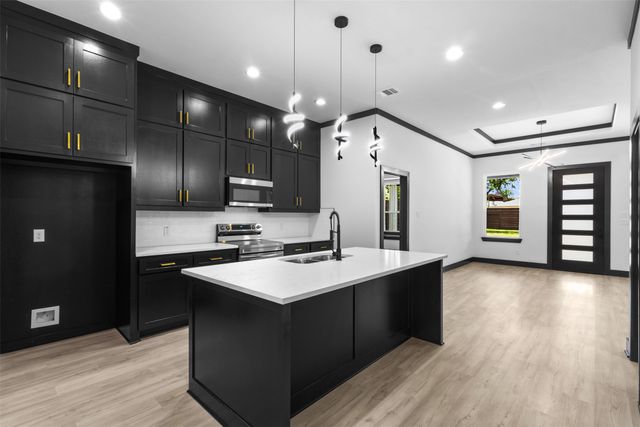 613 N Dwight Avenue, Dallas, TX 75211