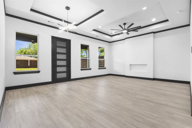 613 N Dwight Avenue, Dallas, TX 75211