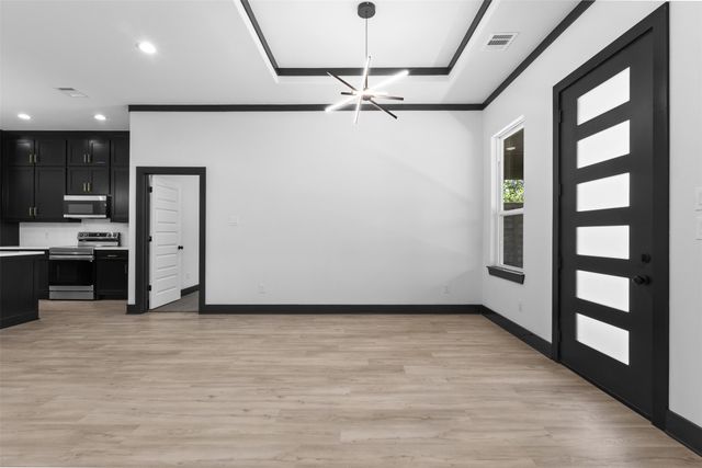 613 N Dwight Avenue, Dallas, TX 75211