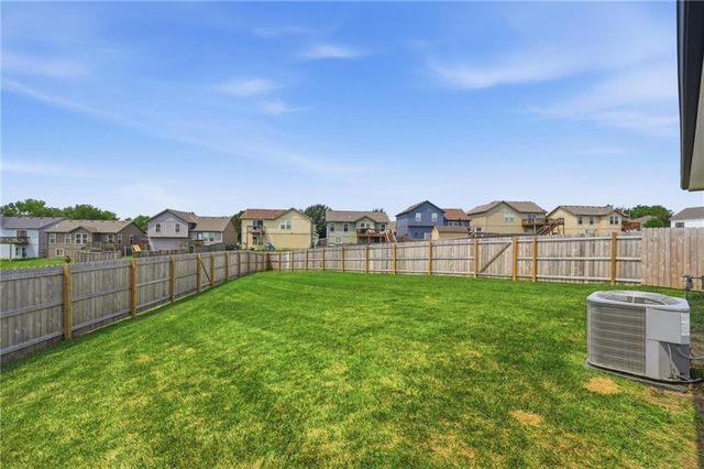 12322 N Pomona Avenue, Kansas City, MO 64163