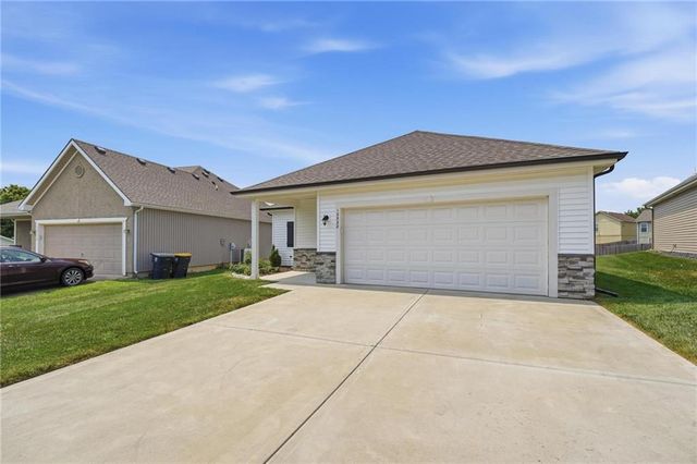12322 N Pomona Avenue, Kansas City, MO 64163