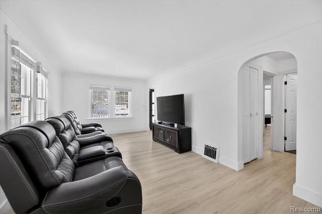 1161 S Dye Road, Flint, MI 48532