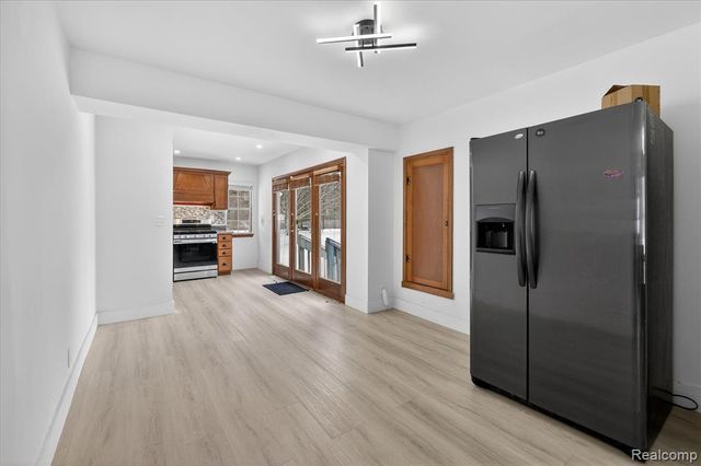 1161 S Dye Road, Flint, MI 48532