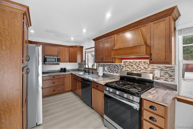 1161 S Dye Road, Flint, MI 48532