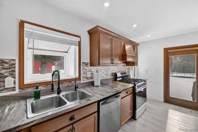 1161 S Dye Road, Flint, MI 48532