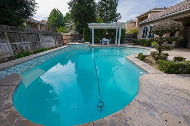 2933 E Quincy Avenue, Fresno, CA 93720