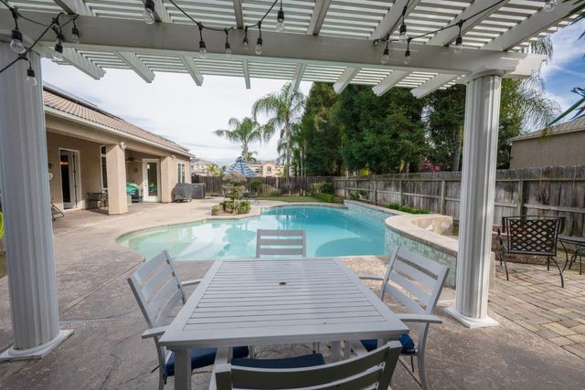 2933 E Quincy Avenue, Fresno, CA 93720