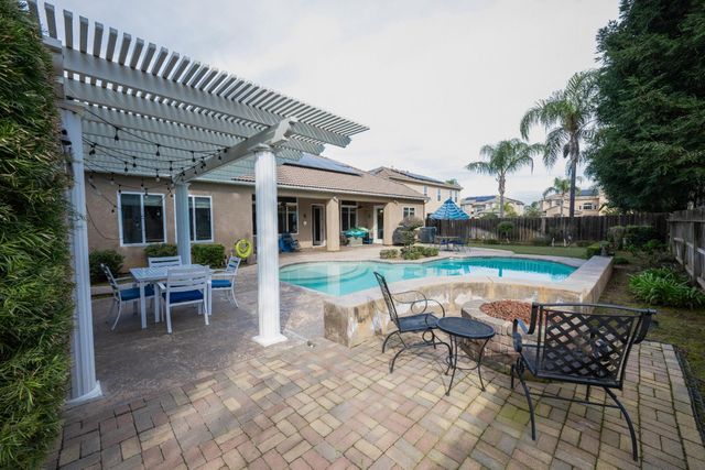 2933 E Quincy Avenue, Fresno, CA 93720