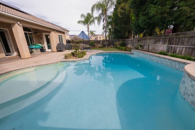 2933 E Quincy Avenue, Fresno, CA 93720