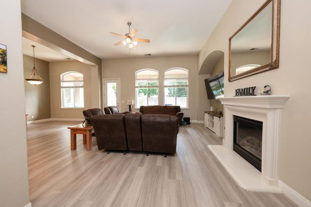 2933 E Quincy Avenue, Fresno, CA 93720