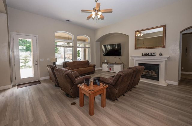 2933 E Quincy Avenue, Fresno, CA 93720