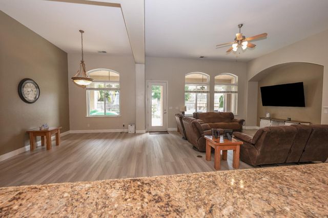 2933 E Quincy Avenue, Fresno, CA 93720