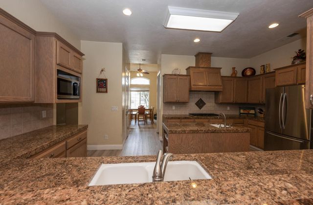 2933 E Quincy Avenue, Fresno, CA 93720