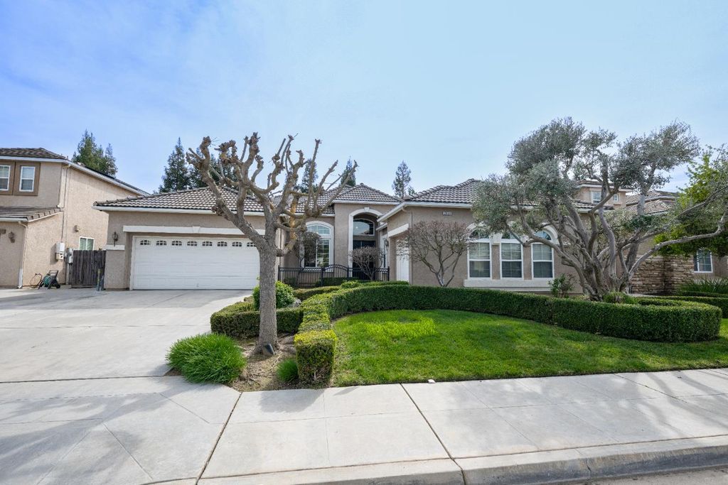 2933 E Quincy Avenue, Fresno, CA 93720