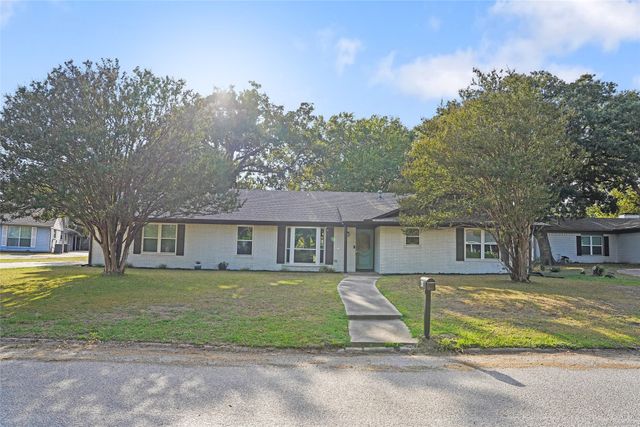 3011 Tanglewood Drive, Commerce, TX 75428