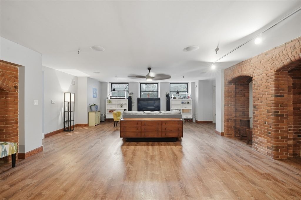 235 State St 111, Springfield, MA 01103