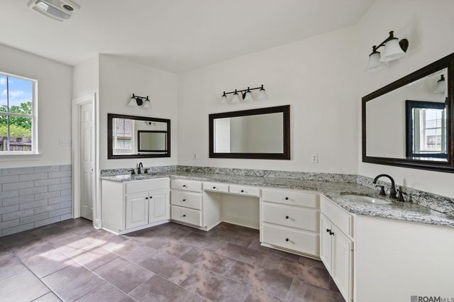 36472 S Winding Ridge Dr, Prairieville, LA 70769