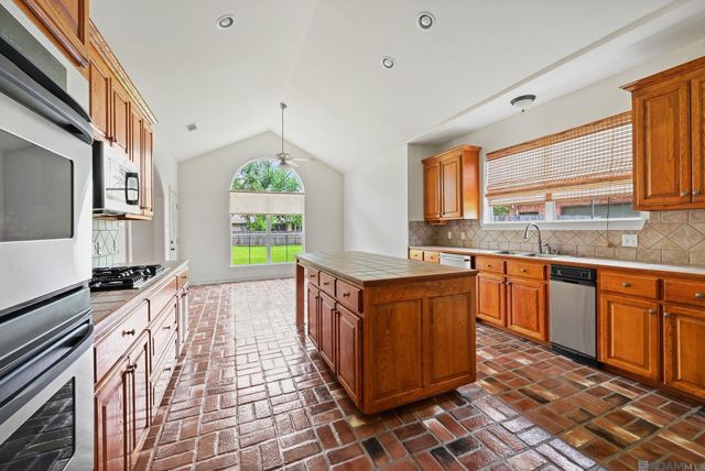 36472 S Winding Ridge Dr, Prairieville, LA 70769