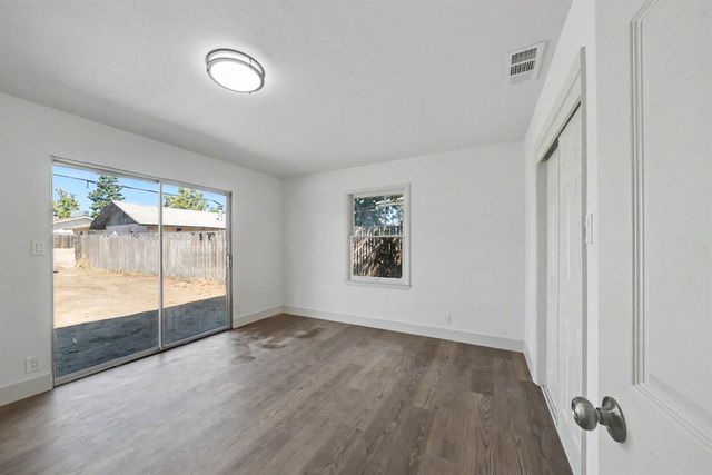1049 N Farris Avenue, Fresno, CA 93728
