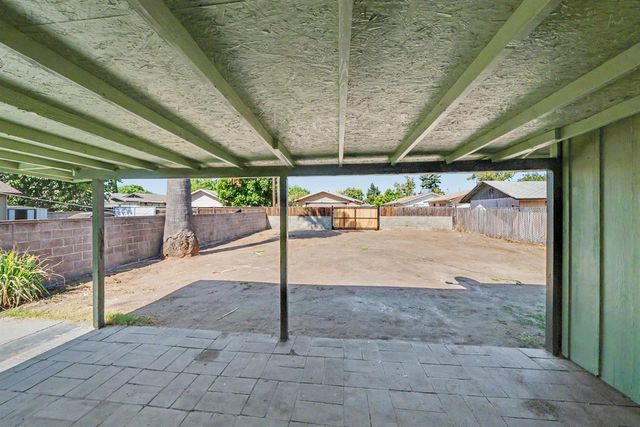 1049 N Farris Avenue, Fresno, CA 93728