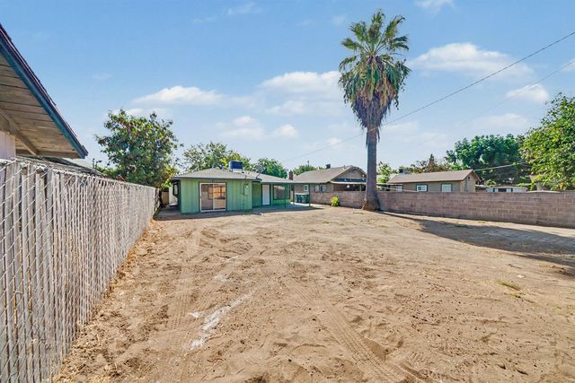 1049 N Farris Avenue, Fresno, CA 93728