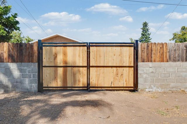 1049 N Farris Avenue, Fresno, CA 93728