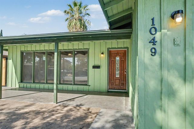1049 N Farris Avenue, Fresno, CA 93728