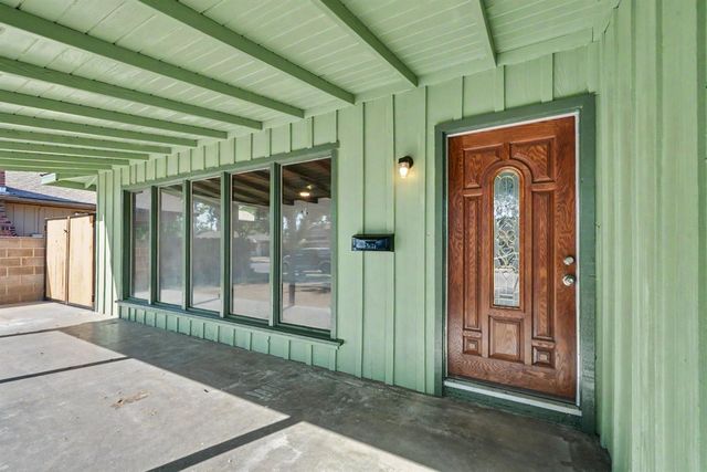 1049 N Farris Avenue, Fresno, CA 93728