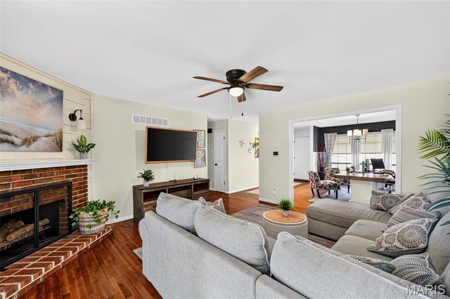 2414 Crestline Drive, St Louis, MO 63129